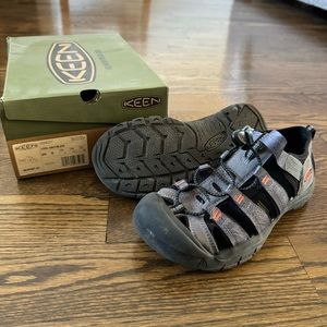 Like new!! 🤩 KEEN Newport H2 closed toe sandal. Big kids Size 6.